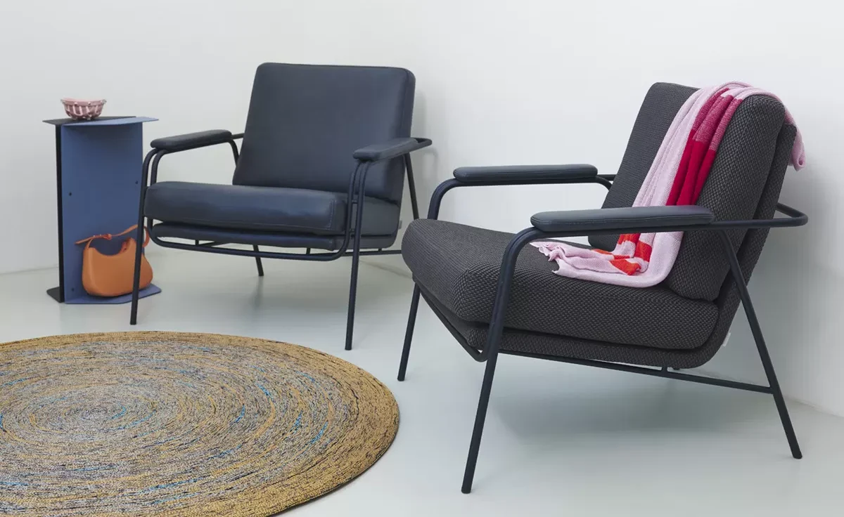 TIBBE_fauteuil_BoldBlue_GrapeBlackDahlia_BP511_HYDE_BP511RAL5014-WEB.webp
